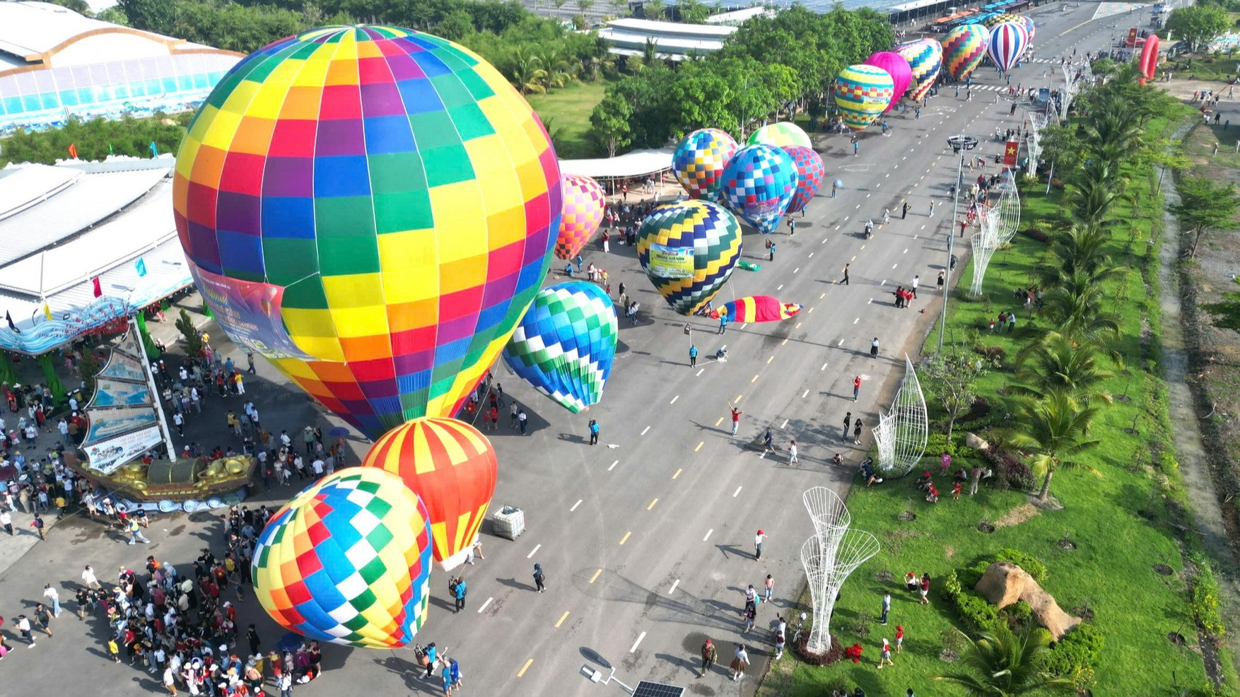 Đây là lần đầu tiên tỉnh Đồng Nai tổ chức Festival khinh khí cầu. Đây là lần đầu tiên tỉnh Đồng Nai tổ chức Festival khinh khí cầu.