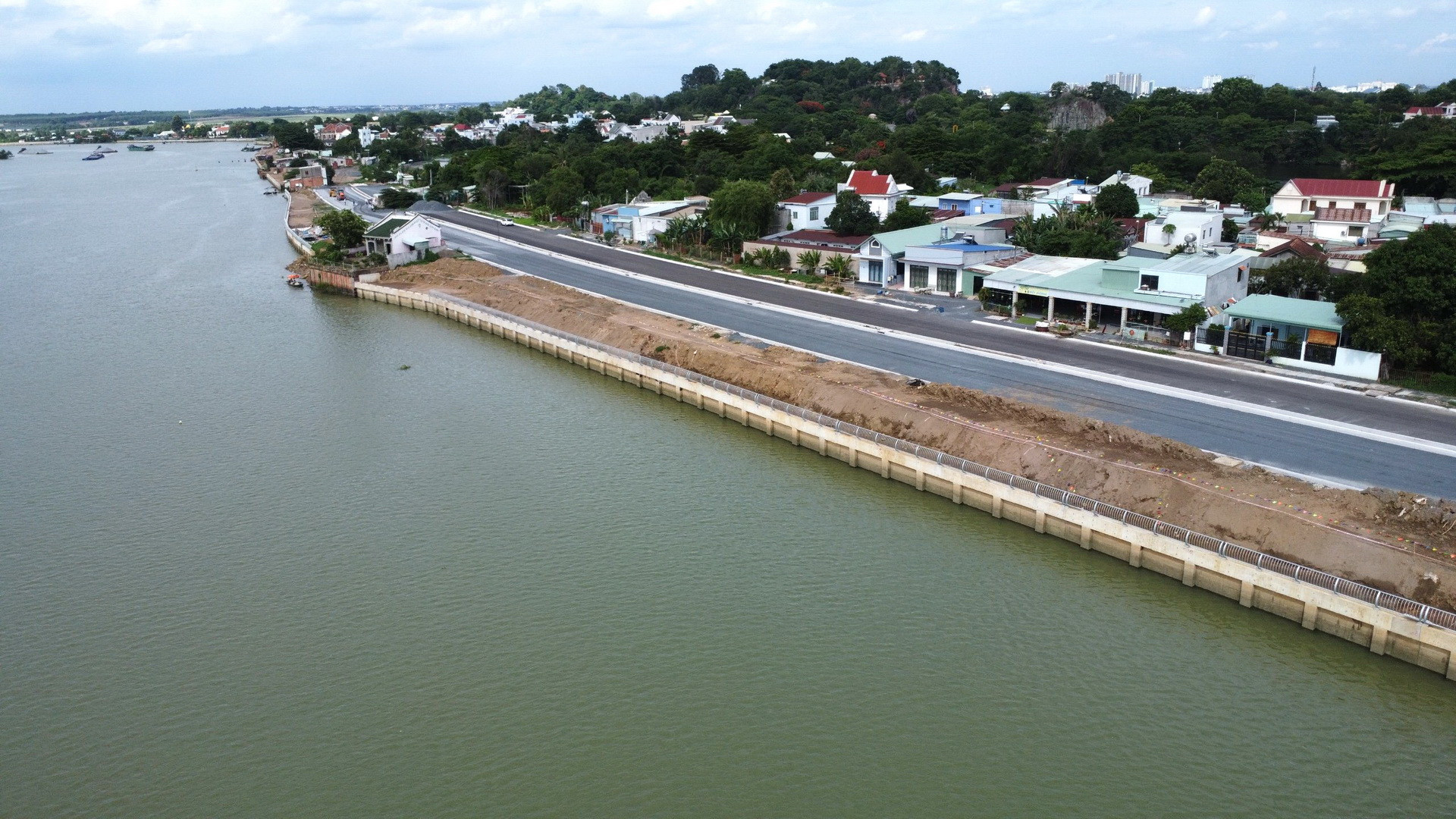 Trong khi đó, dự án kè ven sông được khởi công cuối năm 2022 với số vốn 613 tỷ đồng, đến tháng 2/2024 phải hoàn thành. Tuy nhiên, đến thời điểm này mới thi công đạt khoảng 80% khối lượng. Trong khi đó, dự án kè ven sông được khởi công cuối năm 2022 với số vốn 613 tỷ đồng, đến tháng 2/2024 phải hoàn thành. Tuy nhiên, đến thời điểm này mới thi công đạt khoảng 80% khối lượng.