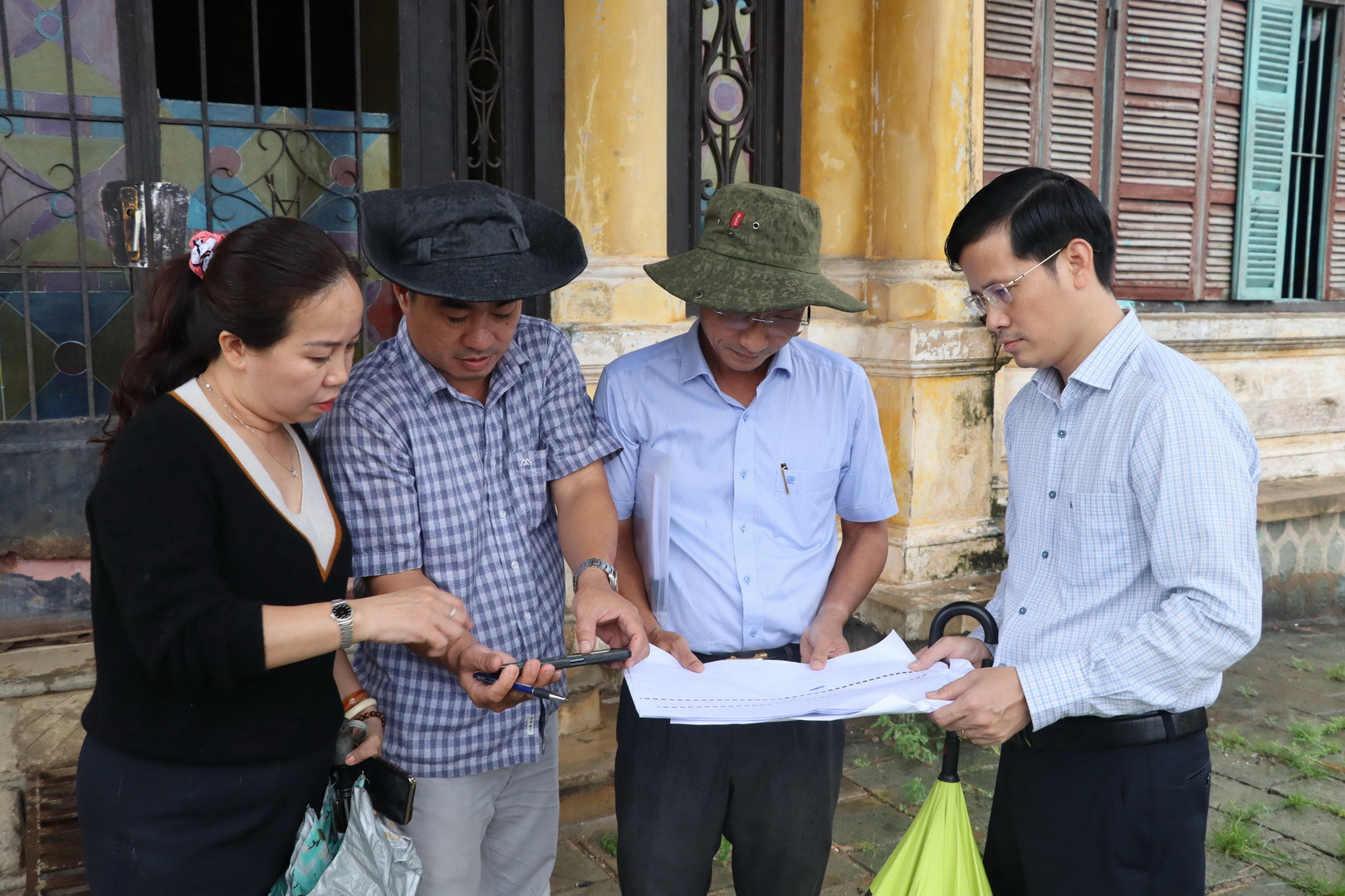 Trước phản ánh công trình kiến trúc “nhà lầu ông Phủ” sẽ bị giải tỏa khi thi công dự án đường ven sông Đồng Nai, chiều 20/9, Sở Xây dựng tỉnh Đồng Nai đã chủ trì, phối hợp các đơn vị liên quan tiến hành khảo sát thực tế ngôi biệt thự.