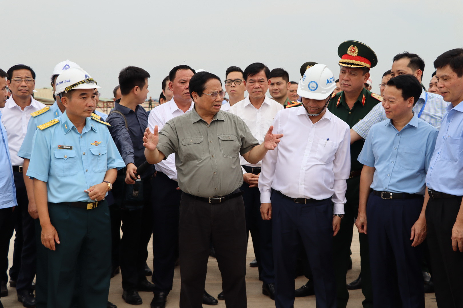 Thủ tướng Phạm Minh Chính đề nghị đẩy nhanh tiến độ, tháng 11 năm nay hoàn thành phần thô đường băng sân bay Long Thành.
