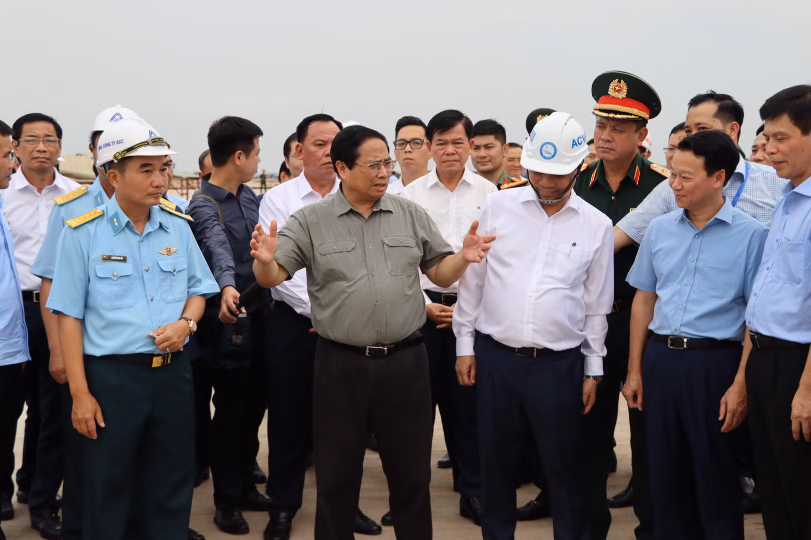 Thủ tướng Phạm Minh Chính đề nghị đẩy nhanh tiến độ, tháng 11 năm nay hoàn thành phần thô đường băng sân bay Long Thành.