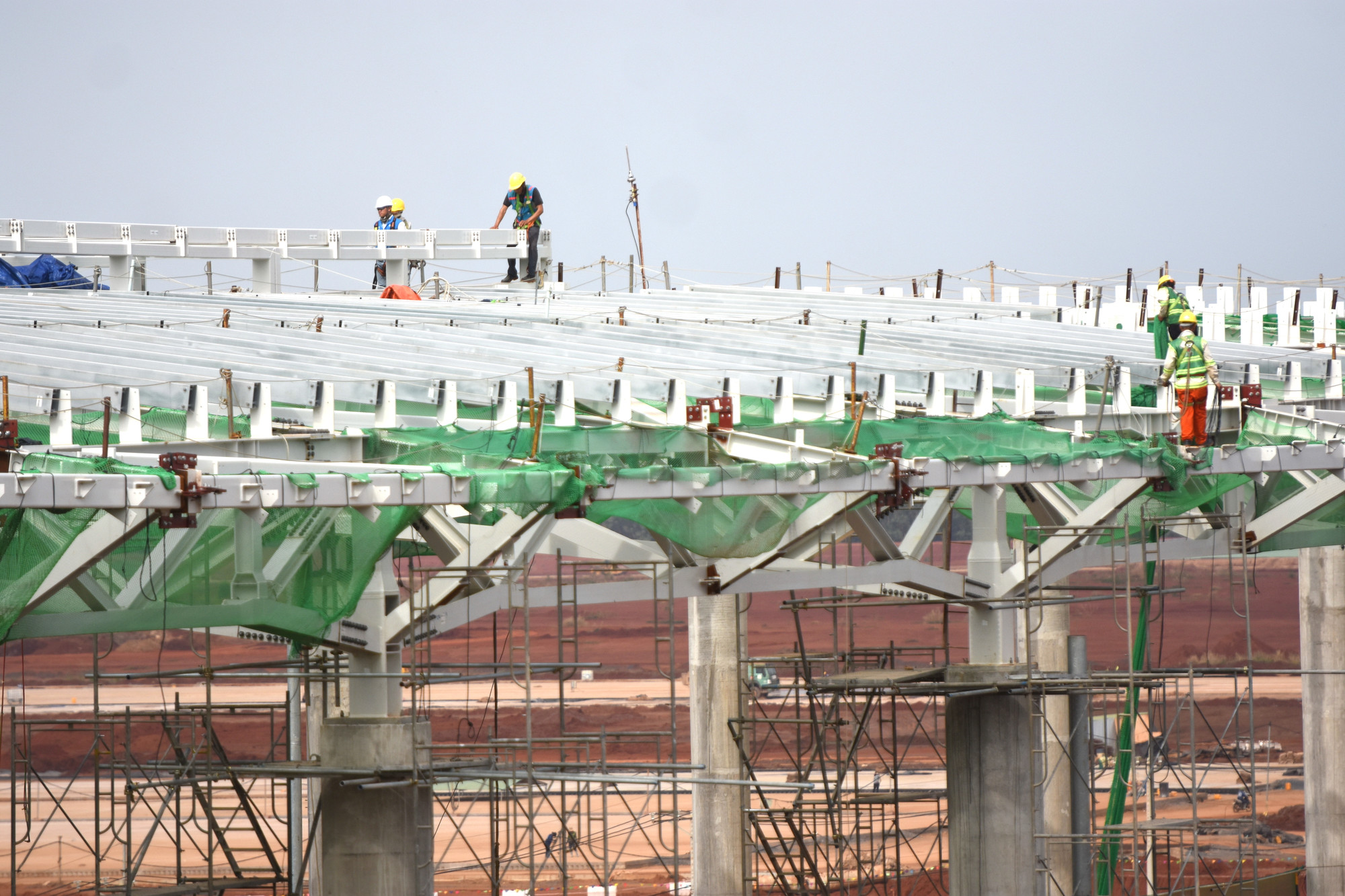 Công tác gia công, sản xuất hệ khung đỡ vách kính đang thực hiện và dự kiến lắp đặt tại hiện trường vào cuối tháng 12/2024.