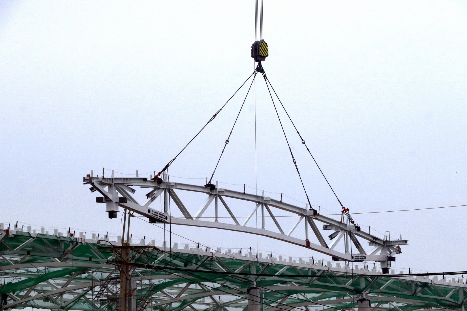 Tiến hành lắp dựng khung thép mái nhà ga sân bay Long Thành.