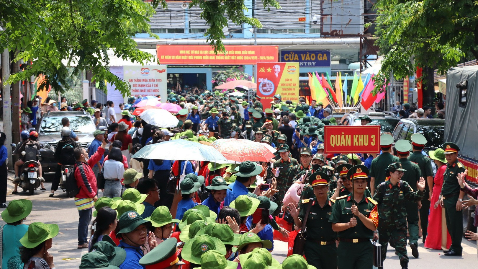 Đông đảo người dân tỉnh Đồng Nai đã ra đường đón tiếp đoàn diễu binh, diễu hành.