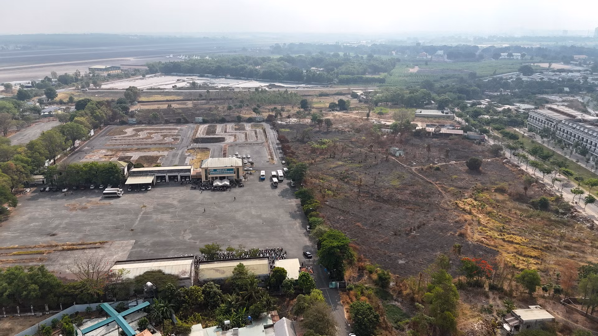 Một khu đất khác, được lãnh đạo thành phố Biên Hòa đề xuất để xây dựng khu tái định cư là vị trí của Trung tâm sát hạch lái xe ở phường Bửu Long. Đây là khu đất khá rộng, nằm sát sân bay Biên Hòa và Khu di tích văn miếu Trấn Biên, giao thông thuận lợi.