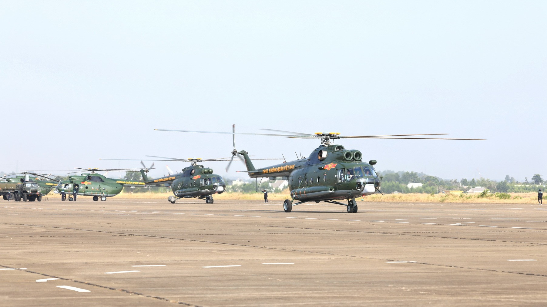 Biên đội máy bay trực thăng chạy đà ra đường băng chuẩn bị cất cánh huấn luyện.