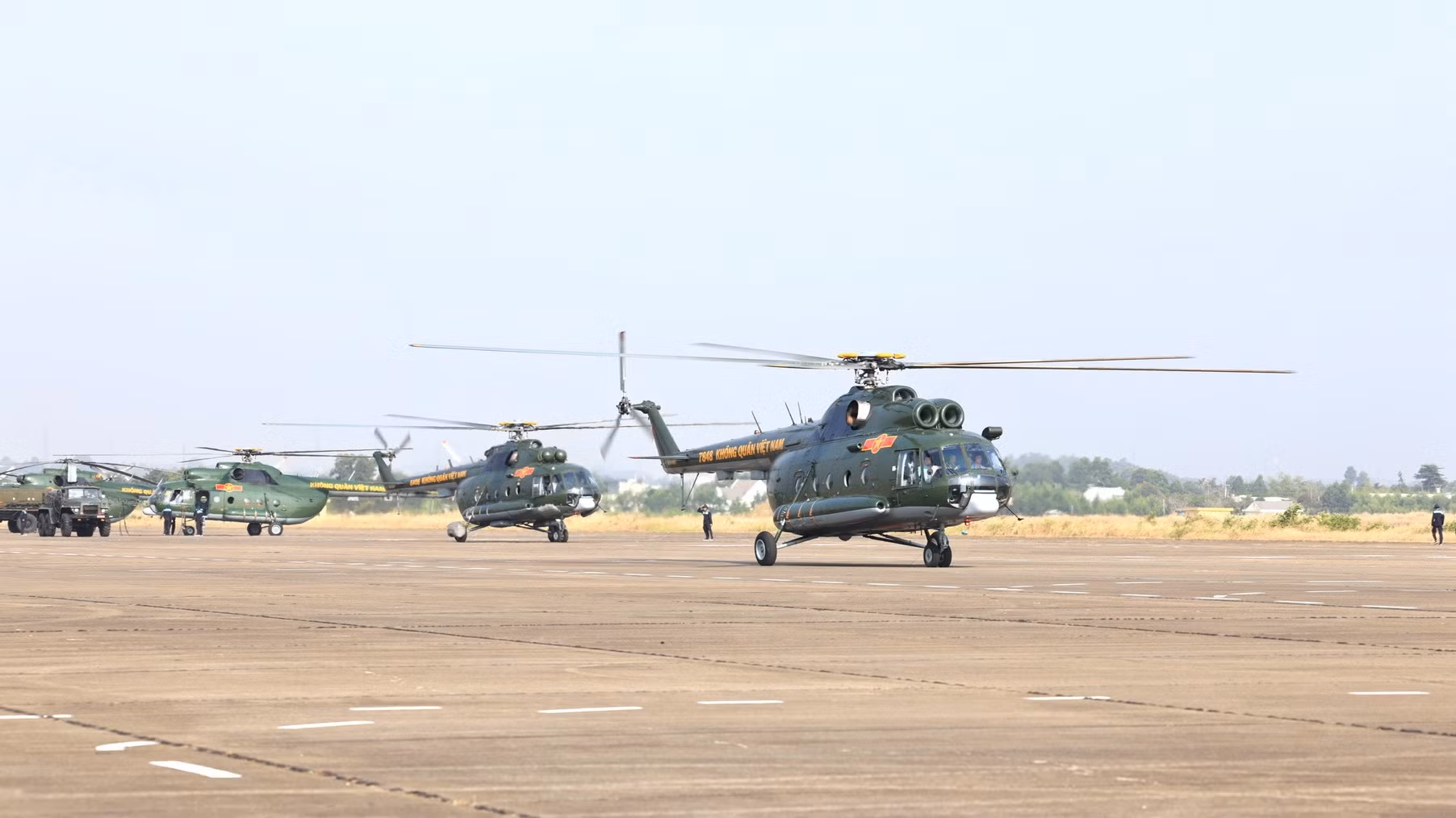 Biên đội máy bay trực thăng chạy đà ra đường băng chuẩn bị cất cánh huấn luyện.