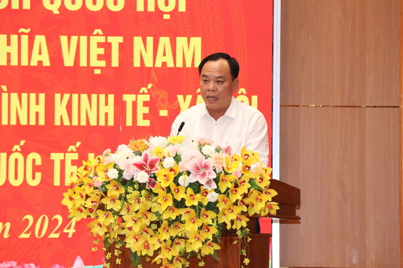 Quyền Chủ tịch Ủy ban nhân dân tỉnh Đồng Nai Võ Tấn Đức báo cáo tình hình kinh tế-xã hội.