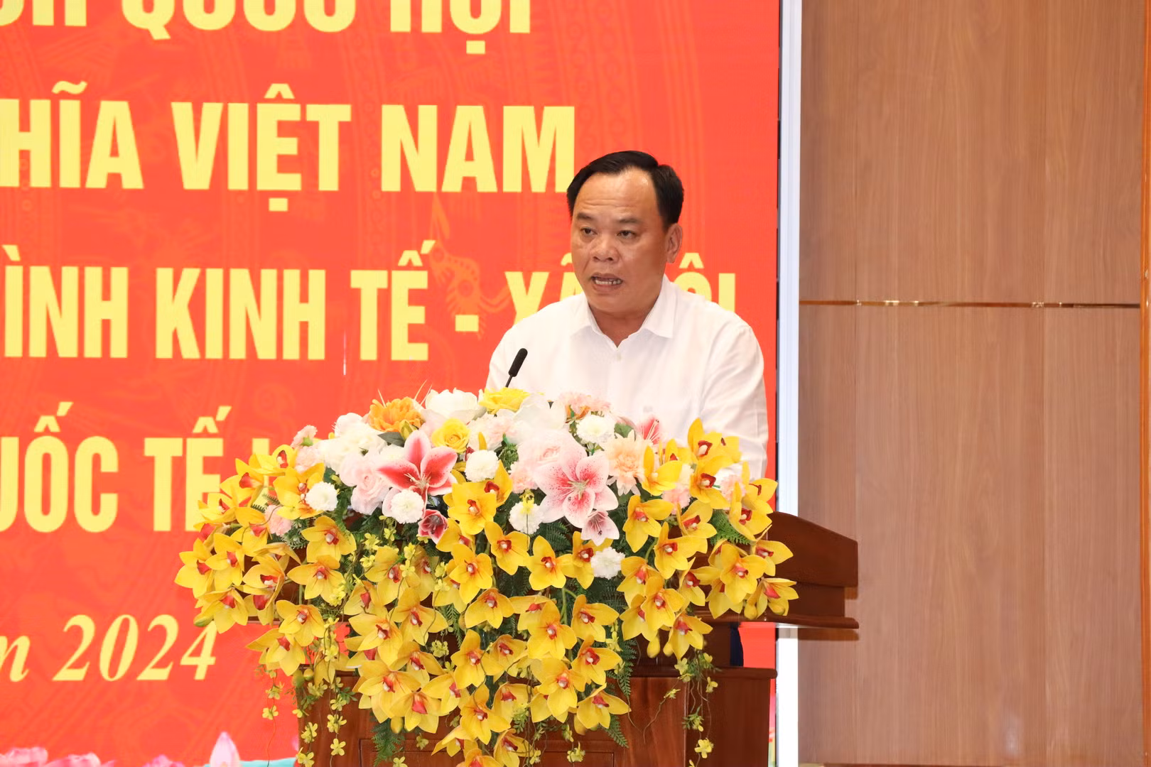 Quyền Chủ tịch Ủy ban nhân dân tỉnh Đồng Nai Võ Tấn Đức báo cáo tình hình kinh tế-xã hội.