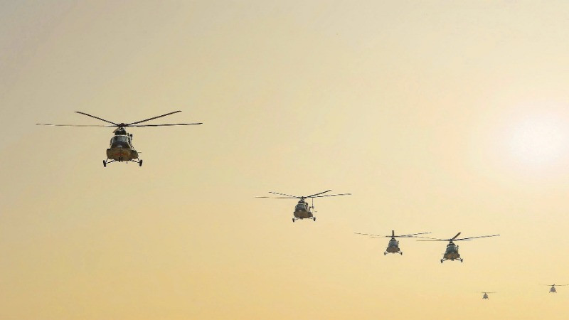 Cùng với tiêm kích Su-30MK2, nhiều máy bay trực thăng, máy bay YAK-130 cũng được các phi đội bay luyện tập chuẩn bị cho diễu binh diễu hành Lễ kỷ niệm 50 năm Ngày Giải phóng miền nam, thống nhất đất nước.