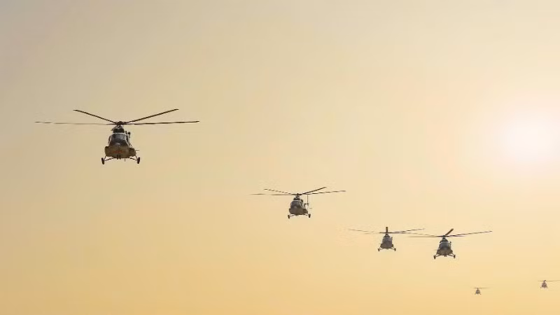 Cùng với tiêm kích Su-30MK2, nhiều máy bay trực thăng, máy bay YAK-130 cũng được các phi đội bay luyện tập chuẩn bị cho diễu binh diễu hành Lễ kỷ niệm 50 năm Ngày Giải phóng miền nam, thống nhất đất nước.