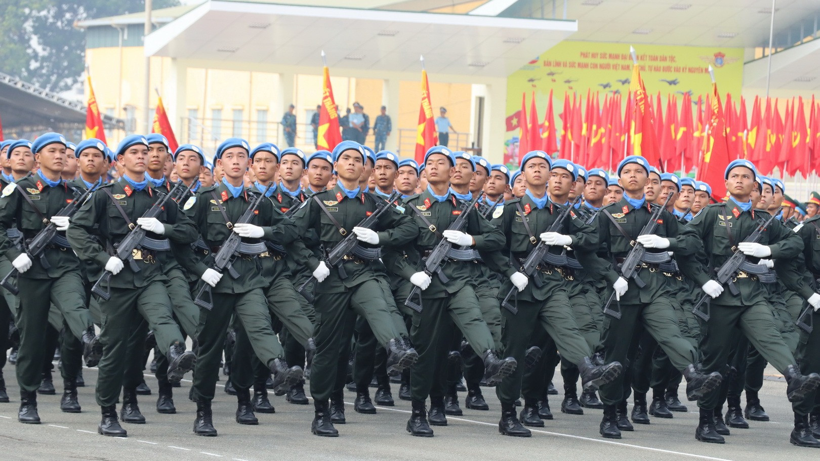 Khối nam sĩ quan cảnh sát gìn giữ hòa bình.