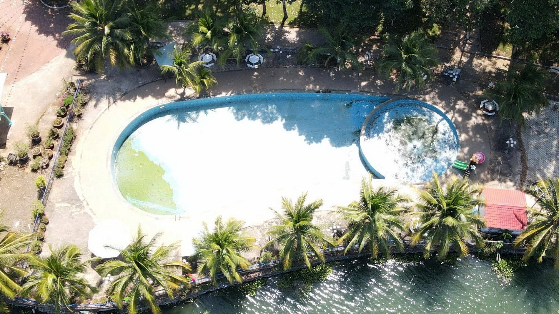 Đối với hồ bơi trên đảo Ó của khu du lịch chưa thực hiện đầy đủ các thủ tục về hoạt động bơi lội theo quy định.