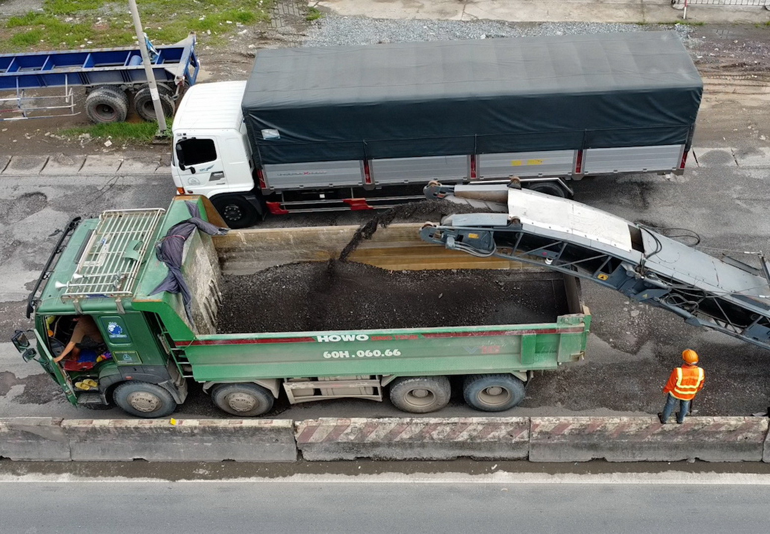 Máy móc và nhân công được đơn vị thi công huy động để thi công sửa chữa mặt đường.