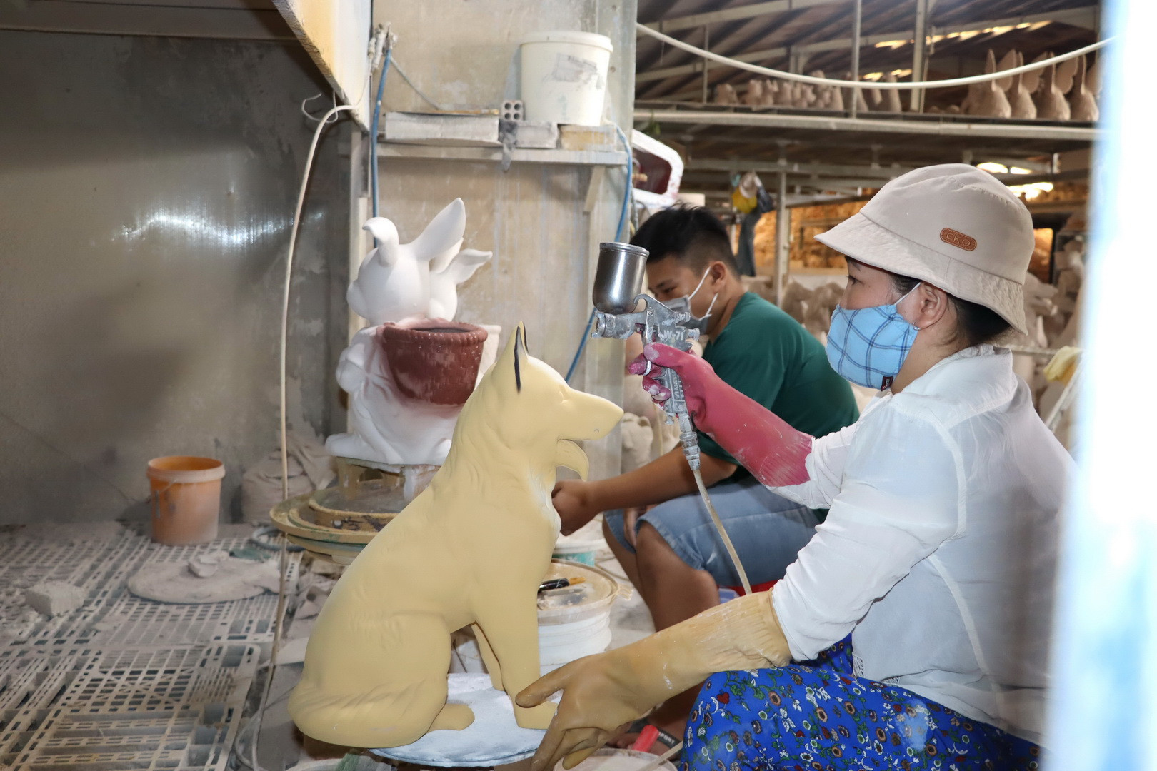 Cơ sở sản xuất gốm loại tượng thú để đáp ứng nhu cầu thị trường xuất khẩu. Cơ sở sản xuất gốm loại tượng thú để đáp ứng nhu cầu thị trường xuất khẩu.