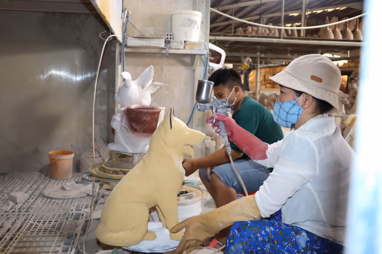 Cơ sở sản xuất gốm loại tượng thú để đáp ứng nhu cầu thị trường xuất khẩu. Cơ sở sản xuất gốm loại tượng thú để đáp ứng nhu cầu thị trường xuất khẩu.