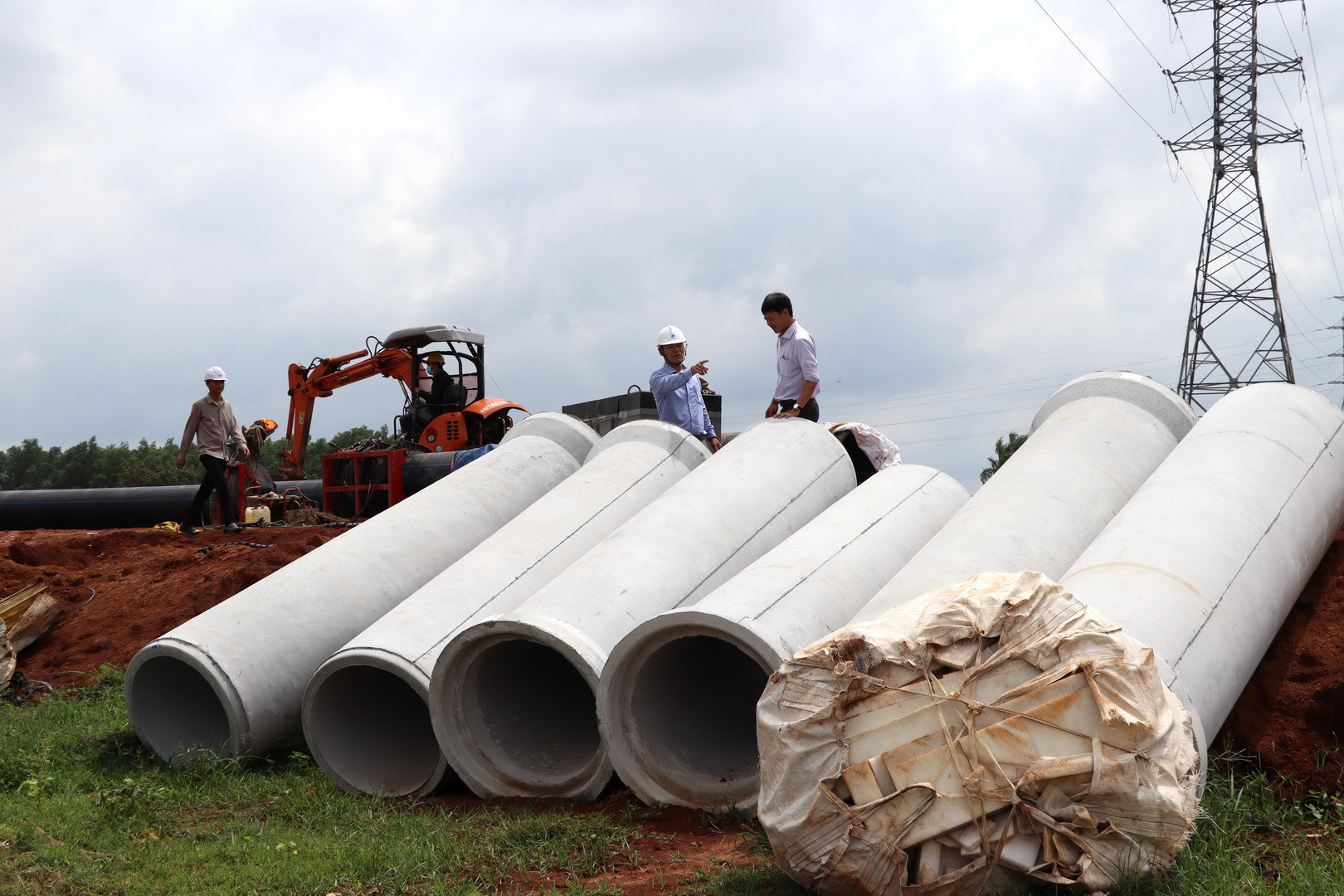 Các cống bê-tông cốt thép đường kính 800 được sử dụng để bảo vệ đường ống cấp nước khu vực băng qua đường cao tốc Biên Hòa-Vũng Tàu và tuyến giao thông kết nối T1, T2.