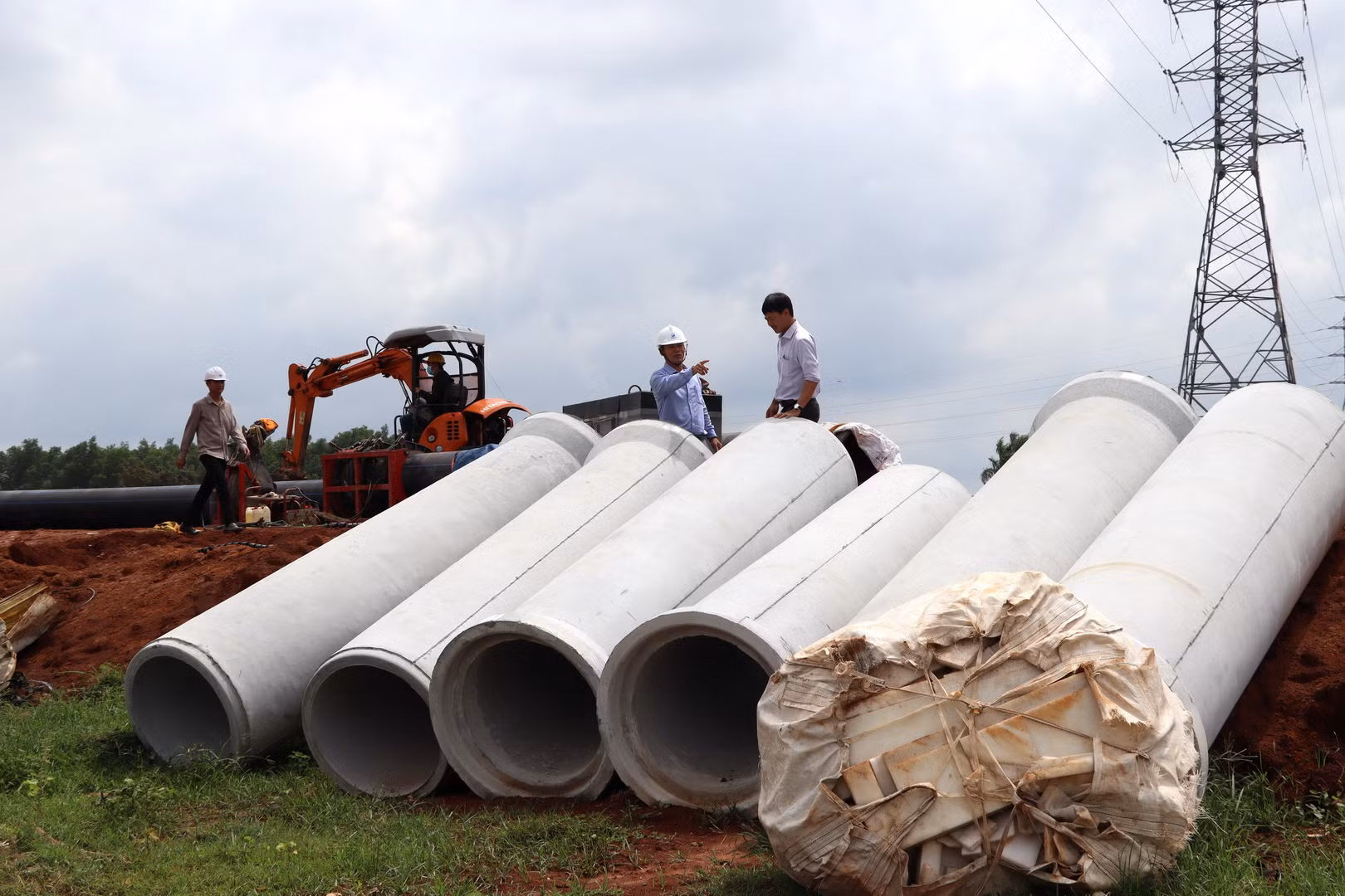 Các cống bê-tông cốt thép đường kính 800 được sử dụng để bảo vệ đường ống cấp nước khu vực băng qua đường cao tốc Biên Hòa-Vũng Tàu và tuyến giao thông kết nối T1, T2.