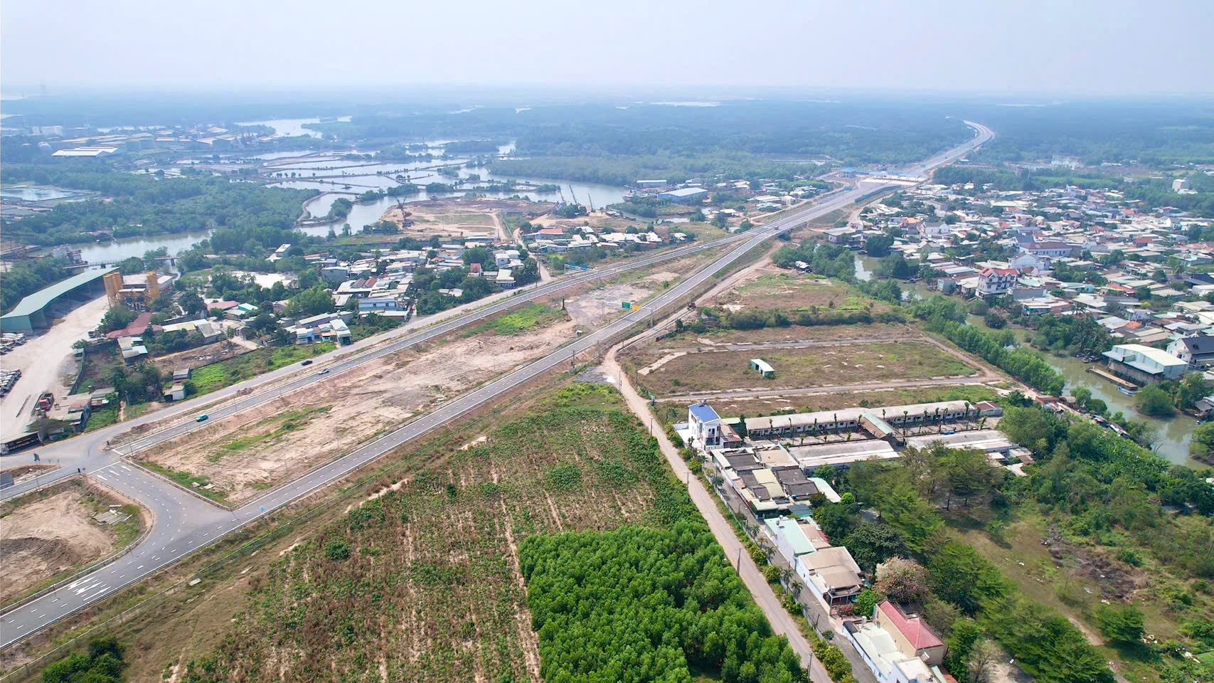 Trước đó, Tổng công ty Đầu tư phát triển đường cao tốc Việt Nam đã đưa hai đoạn tuyến trên vào khai thác tạm nhằm phục vụ nhu cầu đi lại của người dân dịp Tết Nguyên đán Ất Tỵ 2025, giảm lưu lượng tham gia giao thông các tuyến đường bộ, góp phần bảo đảm trật tự, an toàn giao thông trong khu vực.