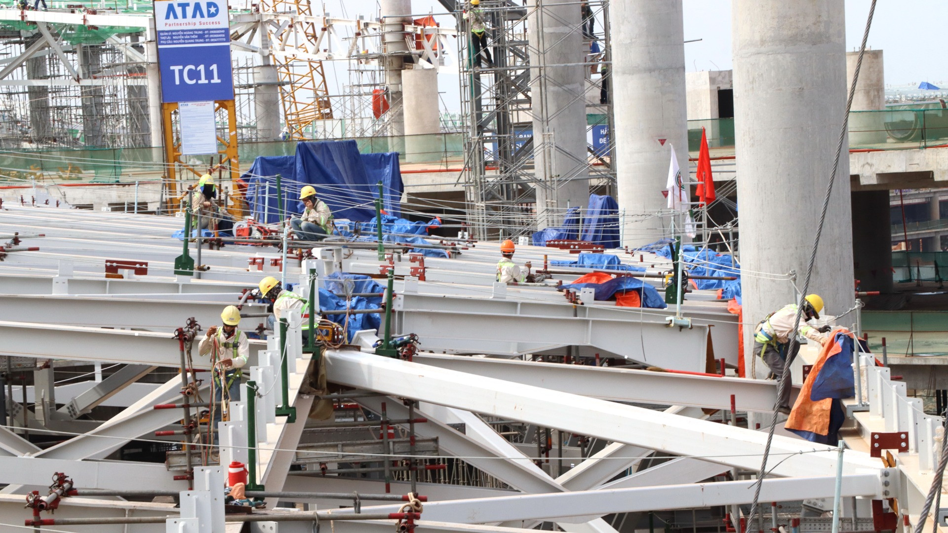 Công nhân thi công mái nhà ga hành khách sân bay Long Thành.