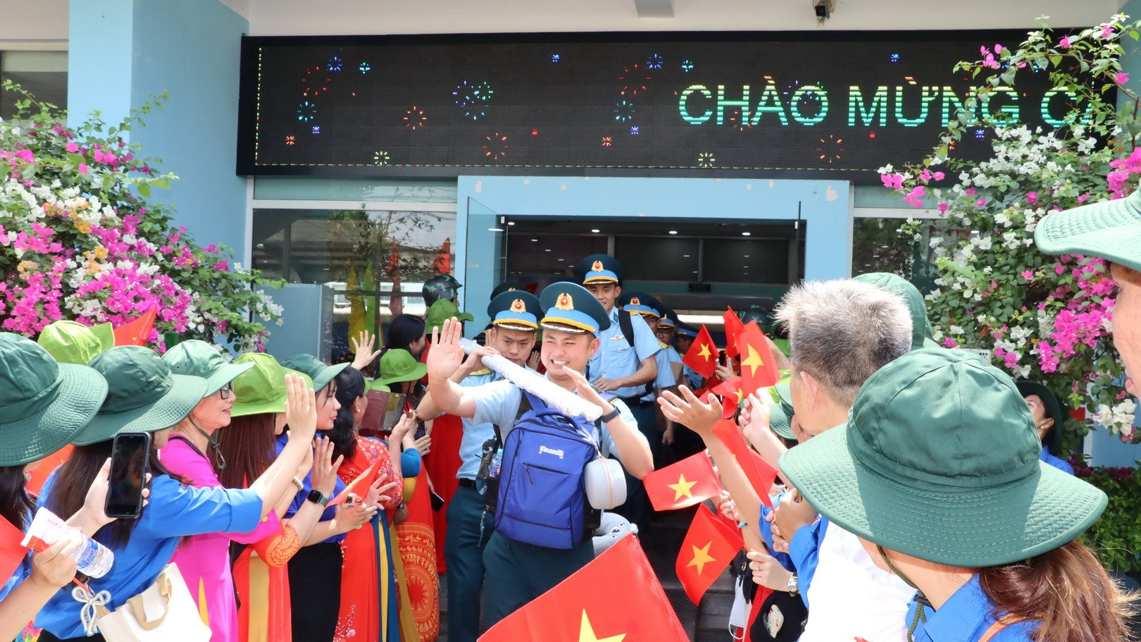 Người dân chào đón lực lượng Quân chủng Phòng không Không quân tại ga Biên Hòa.