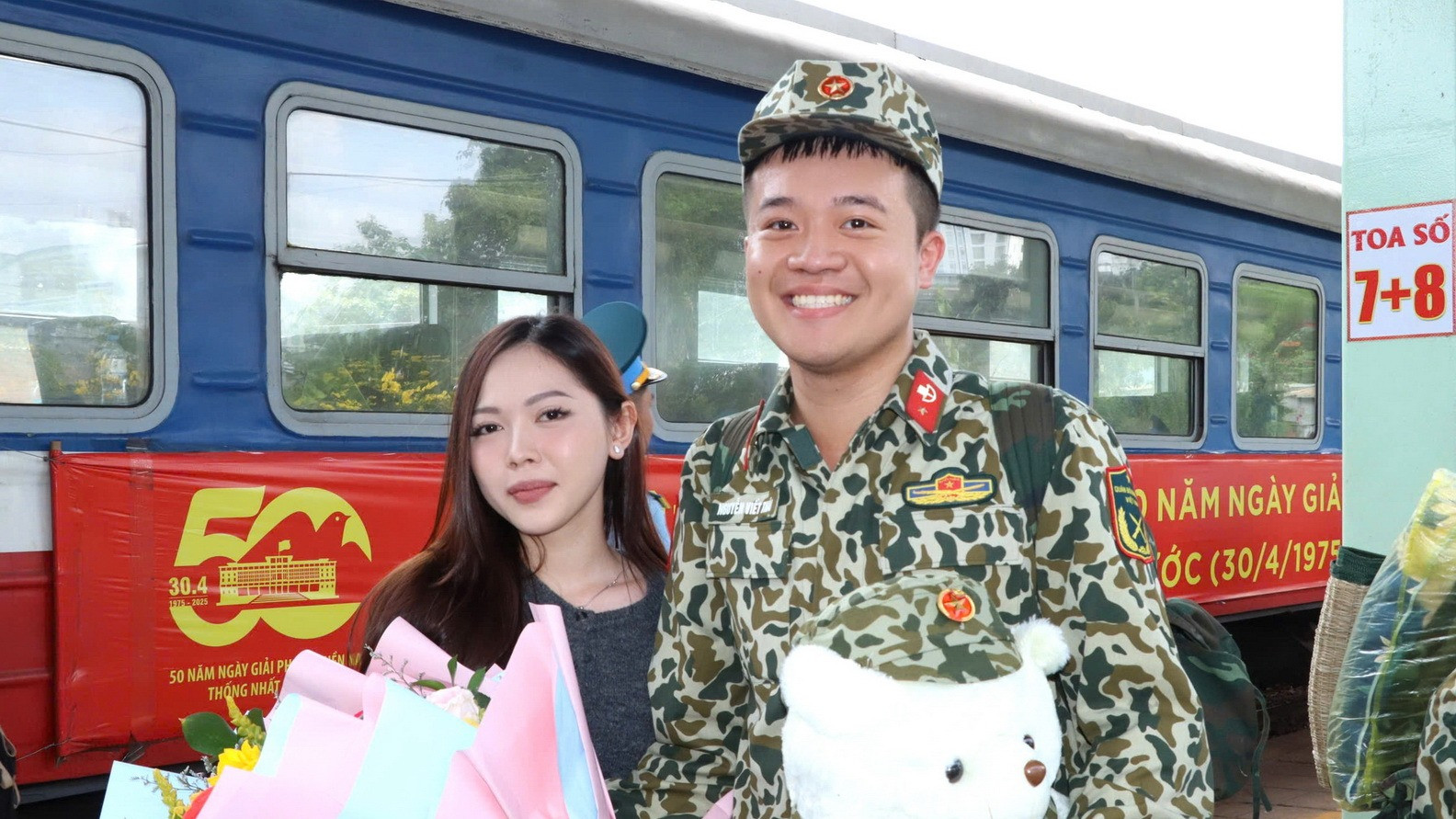 Chị Trần Nguyễn Thúy Nhi cùng anh Nguyễn Viết Thái tại ga Biên Hòa.