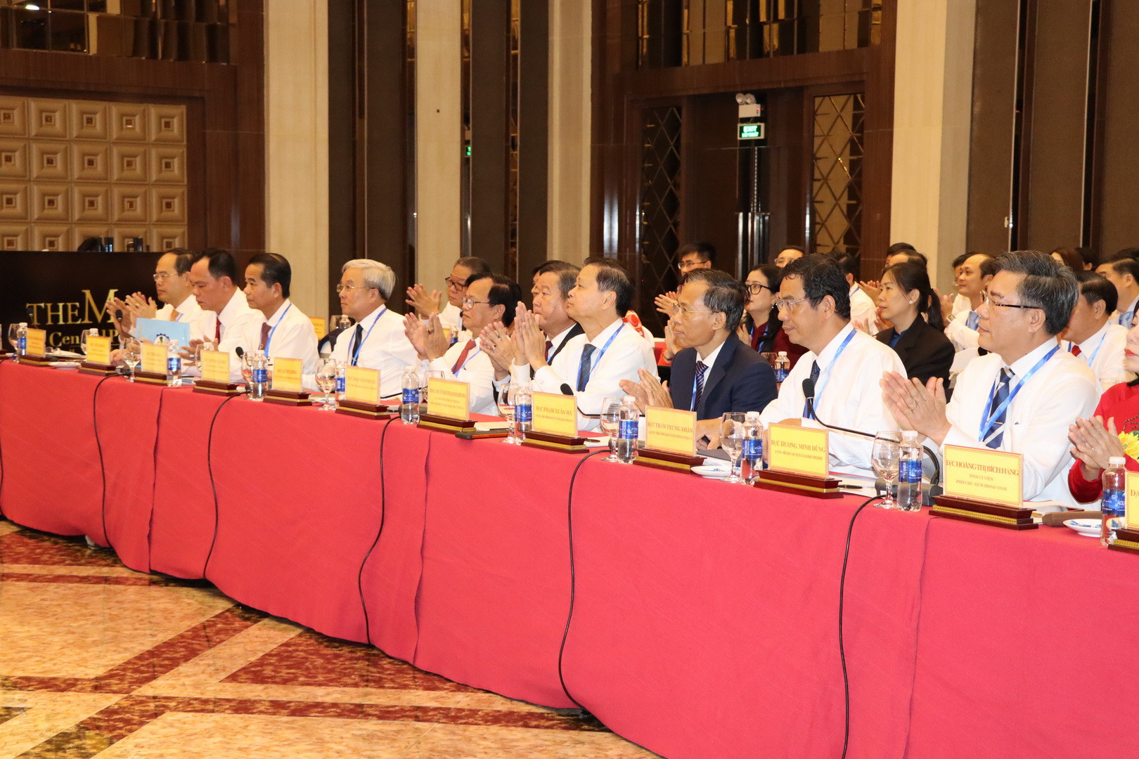 Các đồng chí trong Ban Thường vụ Tỉnh ủy Đồng Nai tham dự cuộc làm việc.