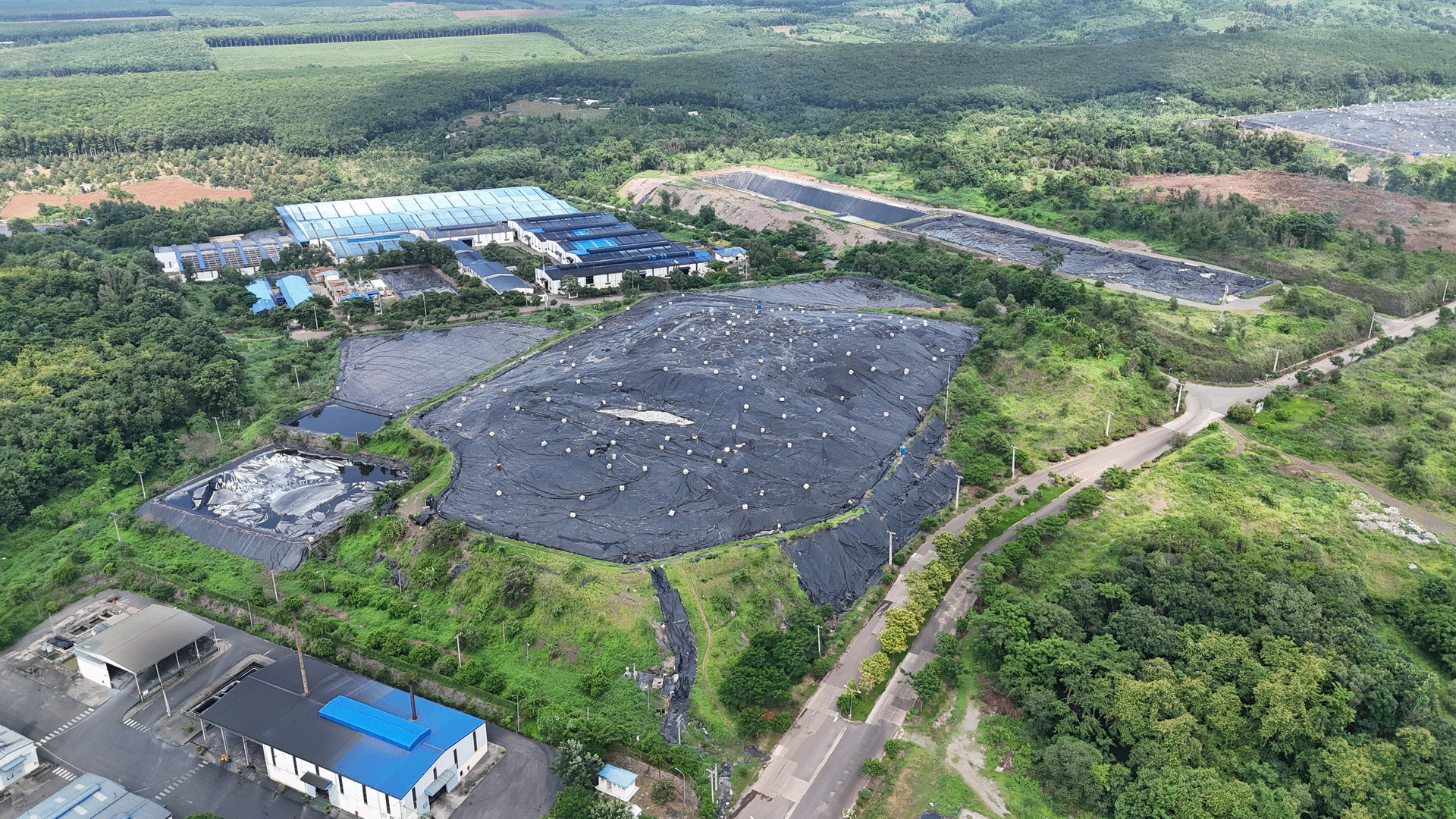 Khu xử lý chất thải Quang Trung nằm ở xã Quang Trung, huyện Thống Nhất với tổng diện tích 130ha, chính thức đi vào hoạt động từ năm 2009 với tổng vốn đầu tư khoảng 650 tỷ đồng.