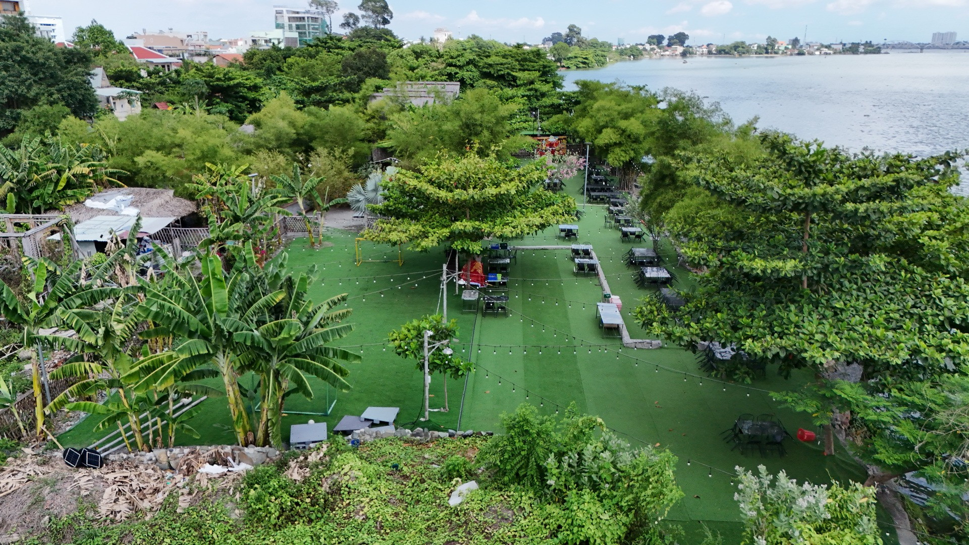 Nhiều quán kinh doanh dịch vụ ăn uống, cà phê tự phát mọc sát ra mép sông trên phần diện tích lấn dòng chảy.