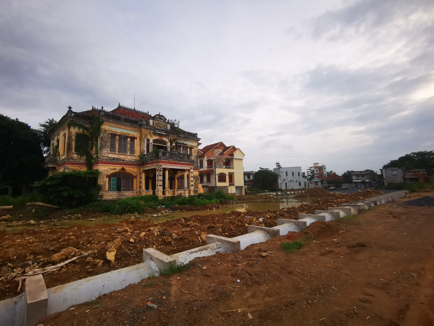 Sau khi khảo sát, lấy ý kiến các sở, ngành, đơn vị liên quan, Sở Xây dựng Đồng Nai sẽ báo cáo Ủy nhân dân tỉnh có giải pháp đối với công trình kiến trúc này.