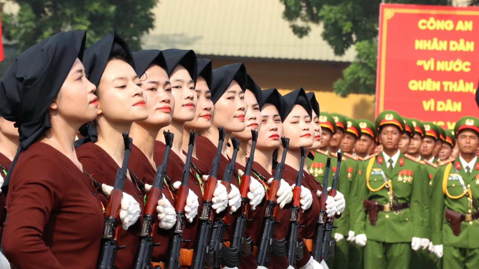 Khối nữ dân quân miền bắc.