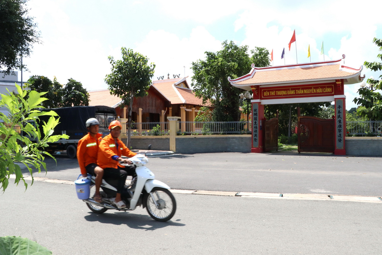 Trên cù lao Hiệp Hòa, có Di tích lịch sử-văn hóa cấp quốc gia đền thờ Nguyễn Hữu Cảnh, người có công khai phá vùng đất Biên Hòa-Đồng Nai và mở cõi phương nam. Trên cù lao Hiệp Hòa, có Di tích lịch sử-văn hóa cấp quốc gia đền thờ Nguyễn Hữu Cảnh, người có công khai phá vùng đất Biên Hòa-Đồng Nai và mở cõi phương nam.