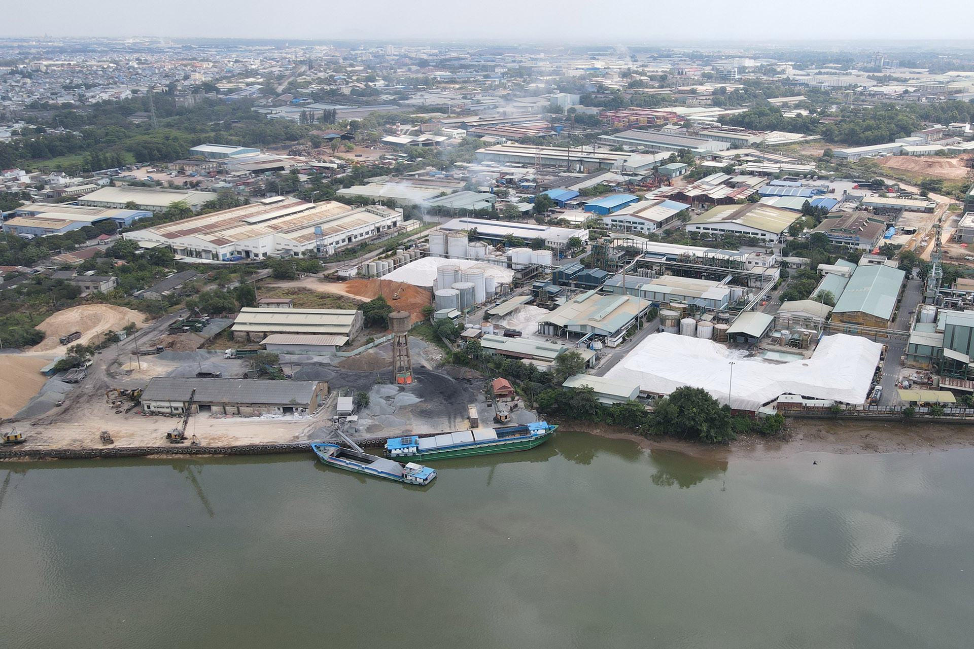 Ngày 28/1/2021, Thủ tướng Chính phủ có văn bản chấp thuận đưa khu công nghiệp Biên Hòa 1 ra khỏi quy hoạch phát triển các khu công nghiệp nước ta. Ðây chính là cơ sở pháp lý quan trọng để Ðồng Nai có thể thực hiện các thủ tục di dời các doanh nghiệp, chấm dứt hoạt động của khu công nghiệp lâu đời nhất cả nước. Qua đó, góp phần quan trọng bảo vệ môi trường lưu vực sông Ðồng Nai và chỉnh trang đô thị ven sông khu vực này. Ngày 28/1/2021, Thủ tướng Chính phủ có văn bản chấp thuận đưa khu công nghiệp Biên Hòa 1 ra khỏi quy hoạch phát triển các khu công nghiệp nước ta. Ðây chính là cơ sở pháp lý quan trọng để Ðồng Nai có thể thực hiện các thủ tục di dời các doanh nghiệp, chấm dứt hoạt động của khu công nghiệp lâu đời nhất cả nước. Qua đó, góp phần quan trọng bảo vệ môi trường lưu vực sông Ðồng Nai và chỉnh trang đô thị ven sông khu vực này.