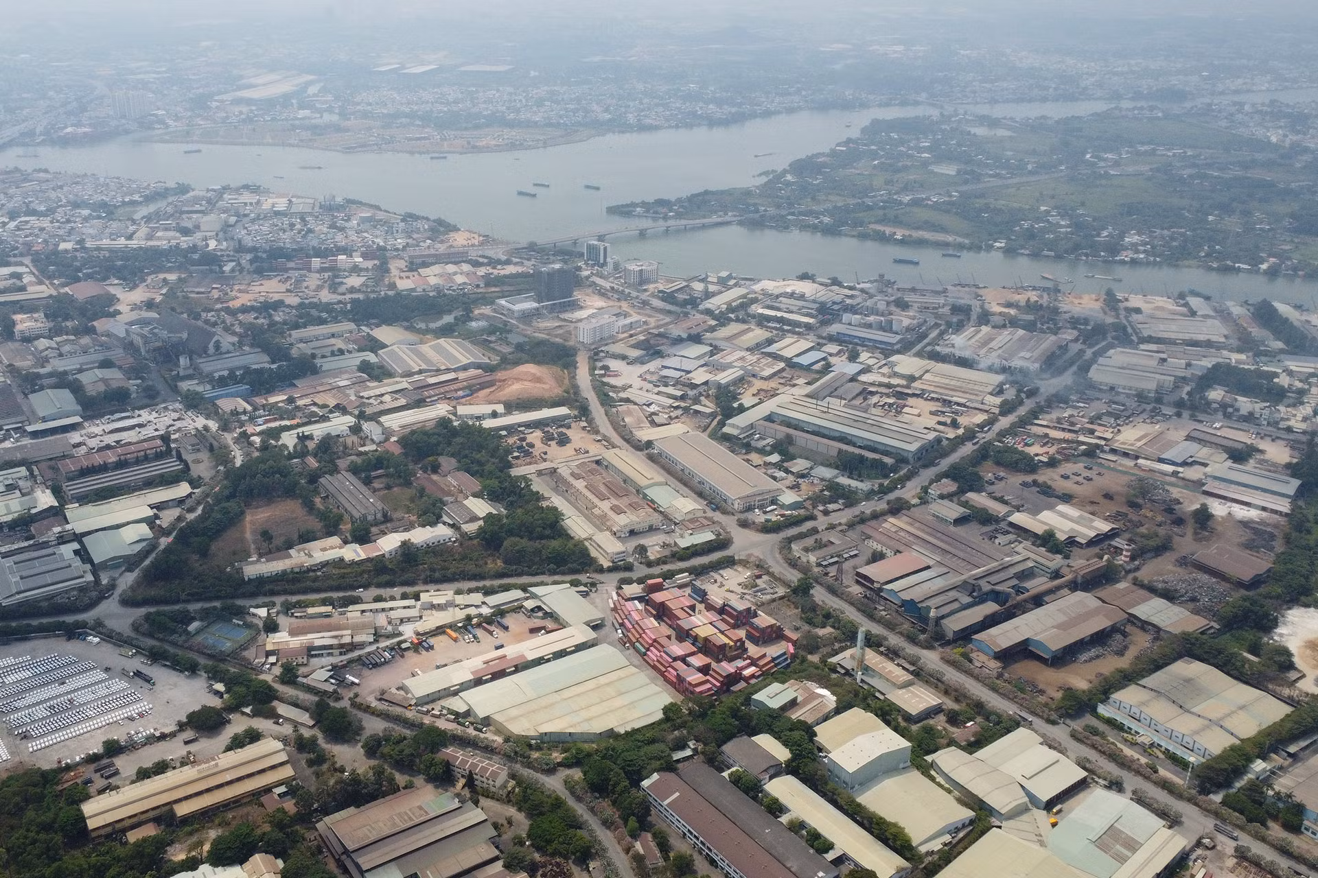 Một góc khu công nghiệp Biên Hòa 1 hướng ra sông Đồng Nai trước thời điểm chuyển đổi công năng.