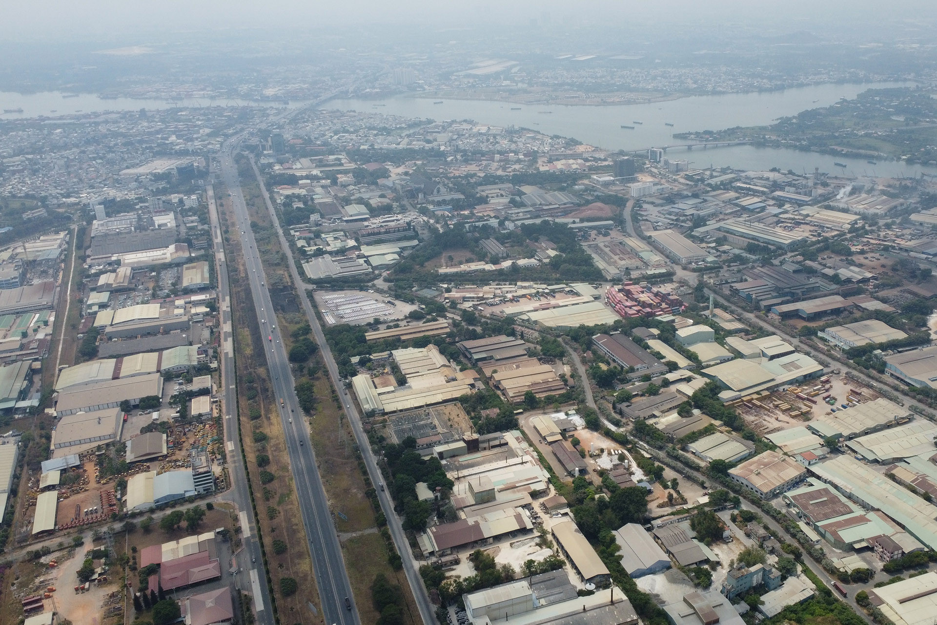 Ngoài ra, nhiều vướng mắc liên quan công tác bồi thường giải phóng mặt bằng, chính sách hỗ trợ di dời và vấn đề liên quan người lao động đang làm việc tại khu công nghiệp Biên Hòa 1 khi thực hiện di dời. Ngoài ra, nhiều vướng mắc liên quan công tác bồi thường giải phóng mặt bằng, chính sách hỗ trợ di dời và vấn đề liên quan người lao động đang làm việc tại khu công nghiệp Biên Hòa 1 khi thực hiện di dời.