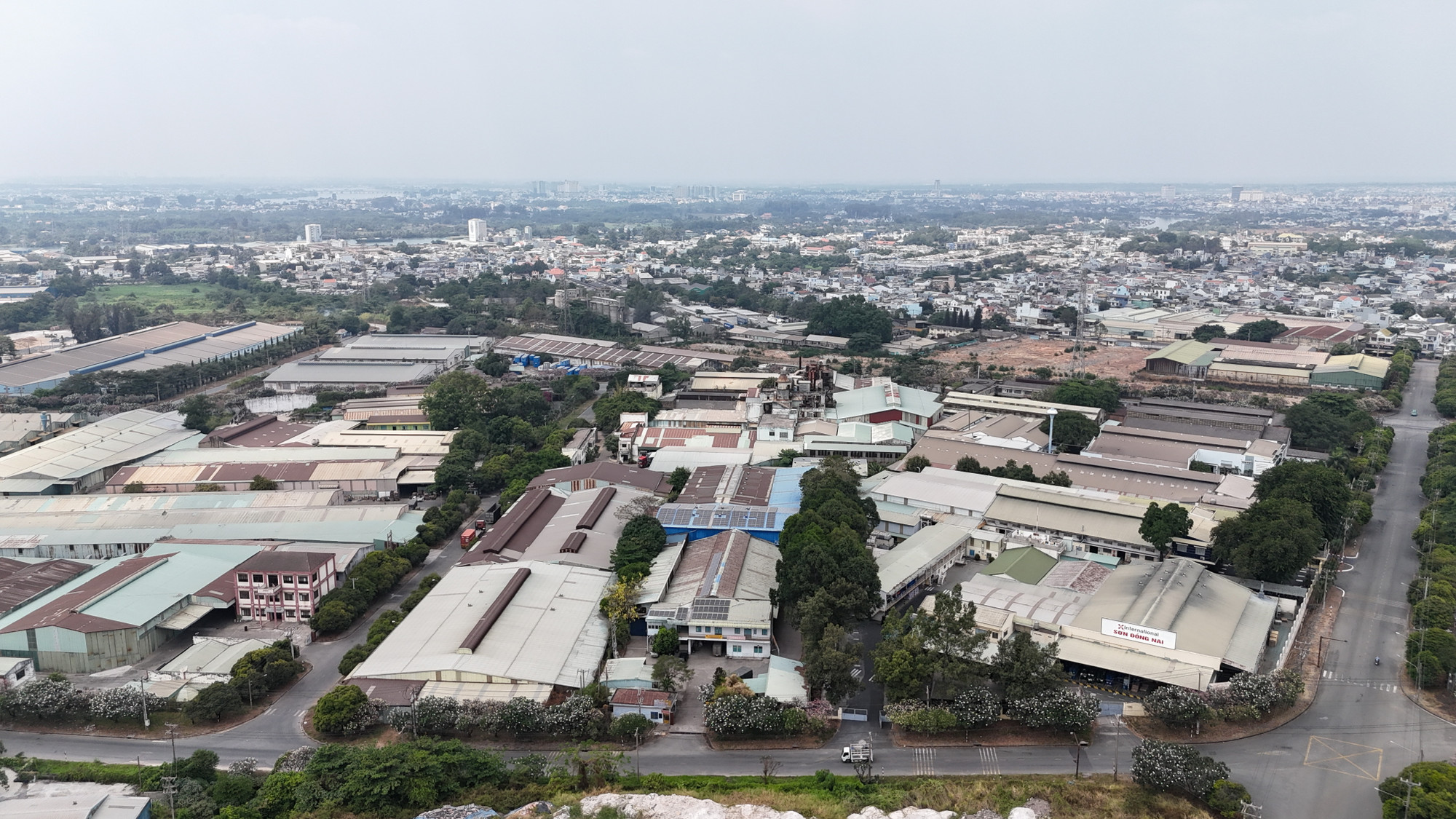 Khó khăn đặt ra hiện nay là địa điểm dự kiến, số lượng doanh nghiệp di dời, phí thuê đất và phí sử dụng hạ tầng trung bình tại khu công nghiệp Biên Hòa 1 và khu công nghiệp Giang Điền có sự chênh lệch. Khó khăn đặt ra hiện nay là địa điểm dự kiến, số lượng doanh nghiệp di dời, phí thuê đất và phí sử dụng hạ tầng trung bình tại khu công nghiệp Biên Hòa 1 và khu công nghiệp Giang Điền có sự chênh lệch.