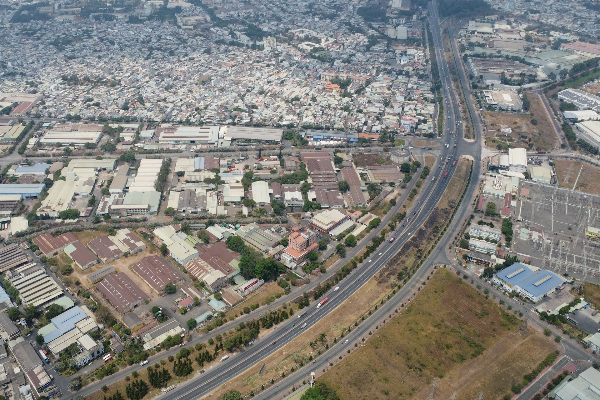 Năm 2008, Ủy ban nhân dân tỉnh Ðồng Nai đề xuất chuyển đổi công năng của khu công nghiệp Biên Hòa 1 thành khu đô thị-thương mại-dịch vụ. Năm 2009, sau khi được Thủ tướng Chính phủ đồng ý, tỉnh Ðồng Nai đã ban hành lộ trình thực hiện với tổng kinh phí dự kiến hơn 15.700 tỷ đồng. Tuy nhiên, việc chuyển đổi khu công nghiệp này không có bước tiến triển nào vì thiếu cơ chế triển khai. Năm 2008, Ủy ban nhân dân tỉnh Ðồng Nai đề xuất chuyển đổi công năng của khu công nghiệp Biên Hòa 1 thành khu đô thị-thương mại-dịch vụ. Năm 2009, sau khi được Thủ tướng Chính phủ đồng ý, tỉnh Ðồng Nai đã ban hành lộ trình thực hiện với tổng kinh phí dự kiến hơn 15.700 tỷ đồng. Tuy nhiên, việc chuyển đổi khu công nghiệp này không có bước tiến triển nào vì thiếu cơ chế triển khai.