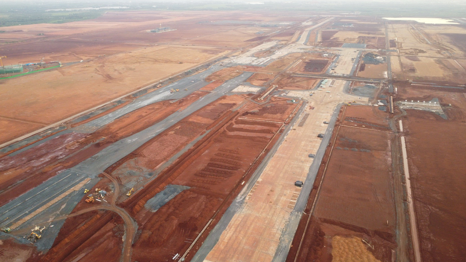 Sân bay quốc tế Long Thành giai đoạn 1 với quy mô đầu tư 1 đường cất hạ cánh và 1 nhà ga hành khách cùng các hạng mục phụ trợ đồng bộ với công suất 25 triệu hành khách/năm và 1,2 triệu tấn hàng hóa/năm. Với tiến độ như hiện nay, tháng 6/2026 sân bay quốc tế Long Thành sẽ đưa vào khai thác.