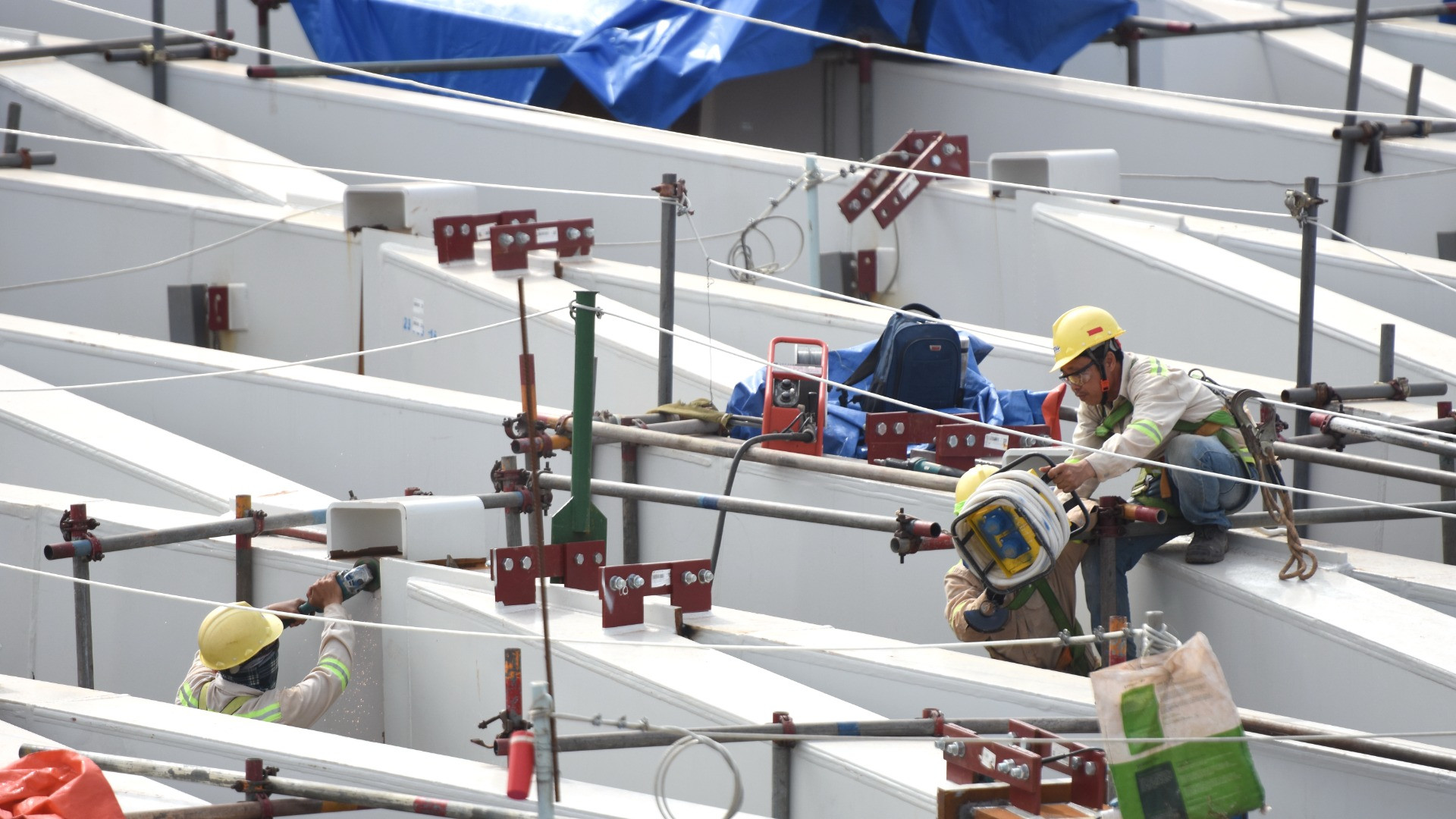 Việc lắp dựng kèo thép chính khu cánh đạt 96% và 41% đối với khu trung tâm.