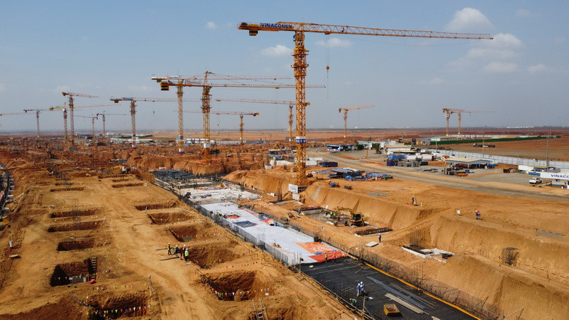 Theo Tổng Công ty Cảng hàng không (ACV), đơn vị chủ đầu tư dự án xây dựng sân bay Long Thành giai đoạn 1, sau hơn 4 tháng kể từ ngày khởi công đồng loạt các hạng mục chính như nhà ga hành khách, đường cất hạ cánh, đường lăn, một phần sân đỗ và hệ thống giao thông kết nối tuyến T1 và T2, về cơ bản đang đáp ứng tiến độ đề ra. Theo Tổng Công ty Cảng hàng không (ACV), đơn vị chủ đầu tư dự án xây dựng sân bay Long Thành giai đoạn 1, sau hơn 4 tháng kể từ ngày khởi công đồng loạt các hạng mục chính như nhà ga hành khách, đường cất hạ cánh, đường lăn, một phần sân đỗ và hệ thống giao thông kết nối tuyến T1 và T2, về cơ bản đang đáp ứng tiến độ đề ra.