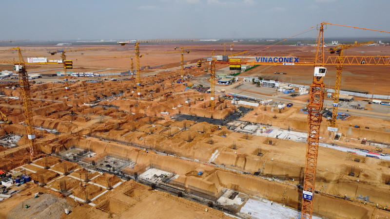 Trên khu vực dự án đã hình thành đại công trường nhộn nhịp với gần 4.000 kỹ sư, công nhân trong và ngoài nước; gần 2.000 máy móc, thiết bị thi công liên tục ngày, đêm. Trên khu vực dự án đã hình thành đại công trường nhộn nhịp với gần 4.000 kỹ sư, công nhân trong và ngoài nước; gần 2.000 máy móc, thiết bị thi công liên tục ngày, đêm.