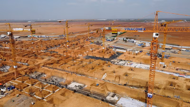 Trên khu vực dự án đã hình thành đại công trường nhộn nhịp với gần 4.000 kỹ sư, công nhân trong và ngoài nước; gần 2.000 máy móc, thiết bị thi công liên tục ngày, đêm.