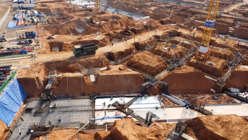 Hiện đang là thời điểm mua khô việc thi công tại dự án sân bay Long Thành thuận lợi. Do đó, các nhà thầu huy động máy móc, thiết bị và nhân lực đẩy nhanh tiến độ.