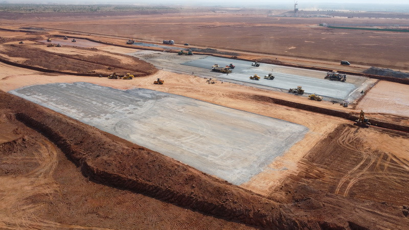 Đối với công trình đường cất hạ cánh, đường lăn, đến nay đáp ứng yêu cầu tiến độ đề ra. Tổng khối lượng đào đất đạt hơn 6,7 triệu m3 và đắp đất là hơn 5,4 triệu m3. Đối với công trình đường cất hạ cánh, đường lăn, đến nay đáp ứng yêu cầu tiến độ đề ra. Tổng khối lượng đào đất đạt hơn 6,7 triệu m3 và đắp đất là hơn 5,4 triệu m3.