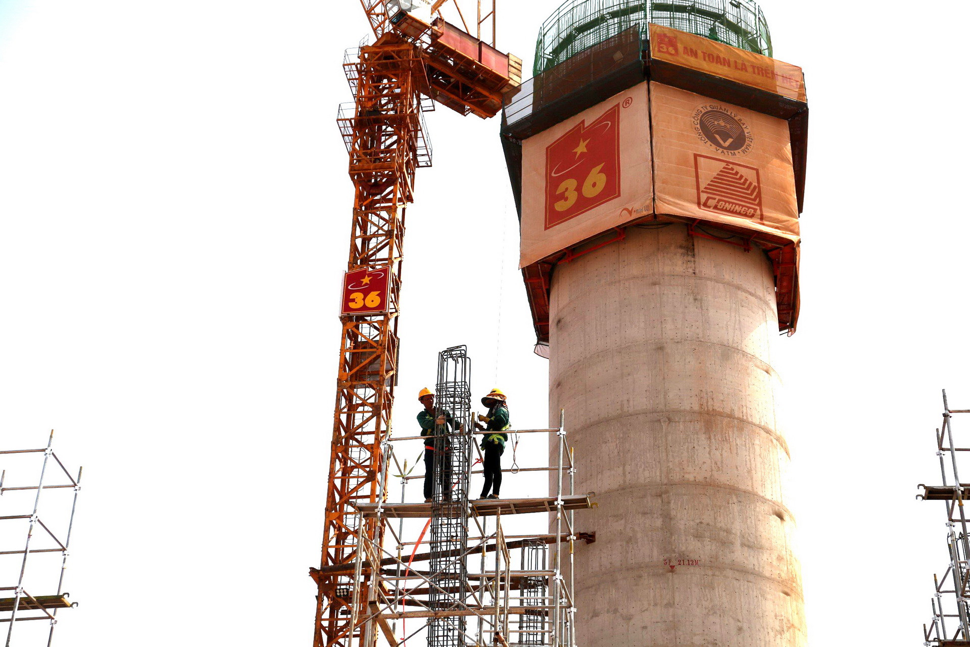 Công nhân đang thi công Đài không lưu sân bay Long Thành.