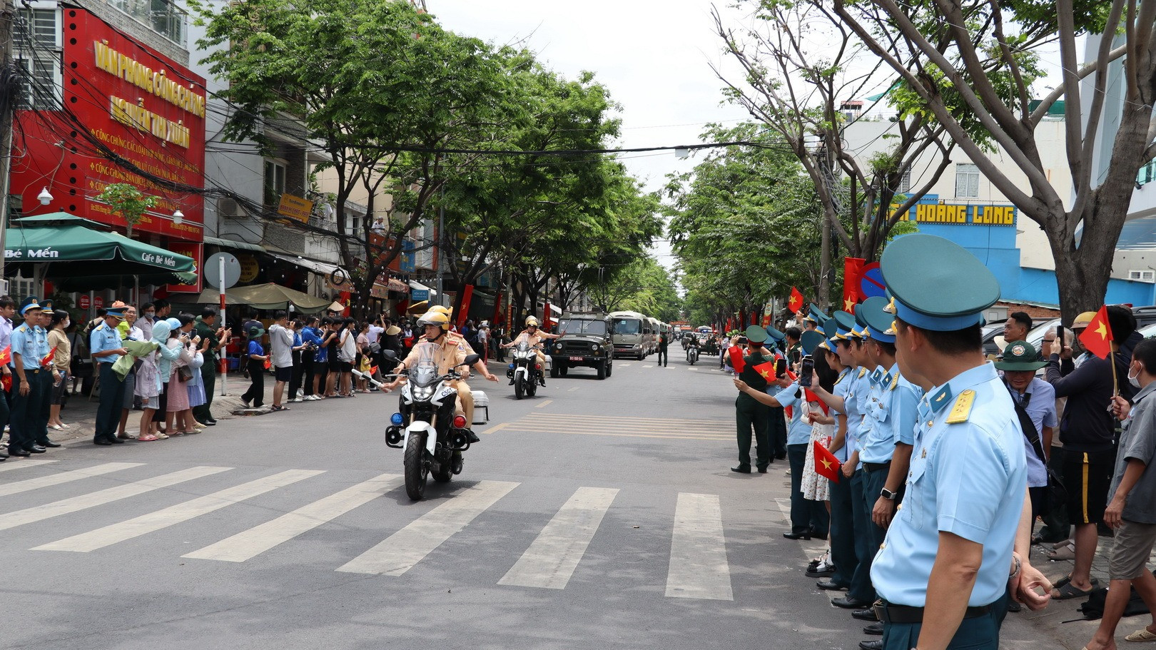Lực lượng chức năng dẫn đoàn lực lượng diễu binh, diễu hành về các doanh trại đóng quân.