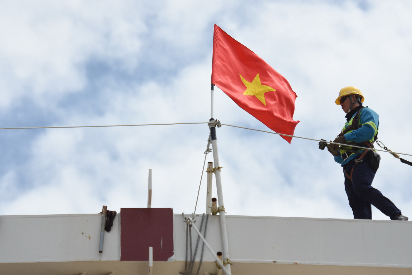 Sau khi được đưa lên mái, các công nhân thực hiện công đoạn lắp đặt cấu thép.