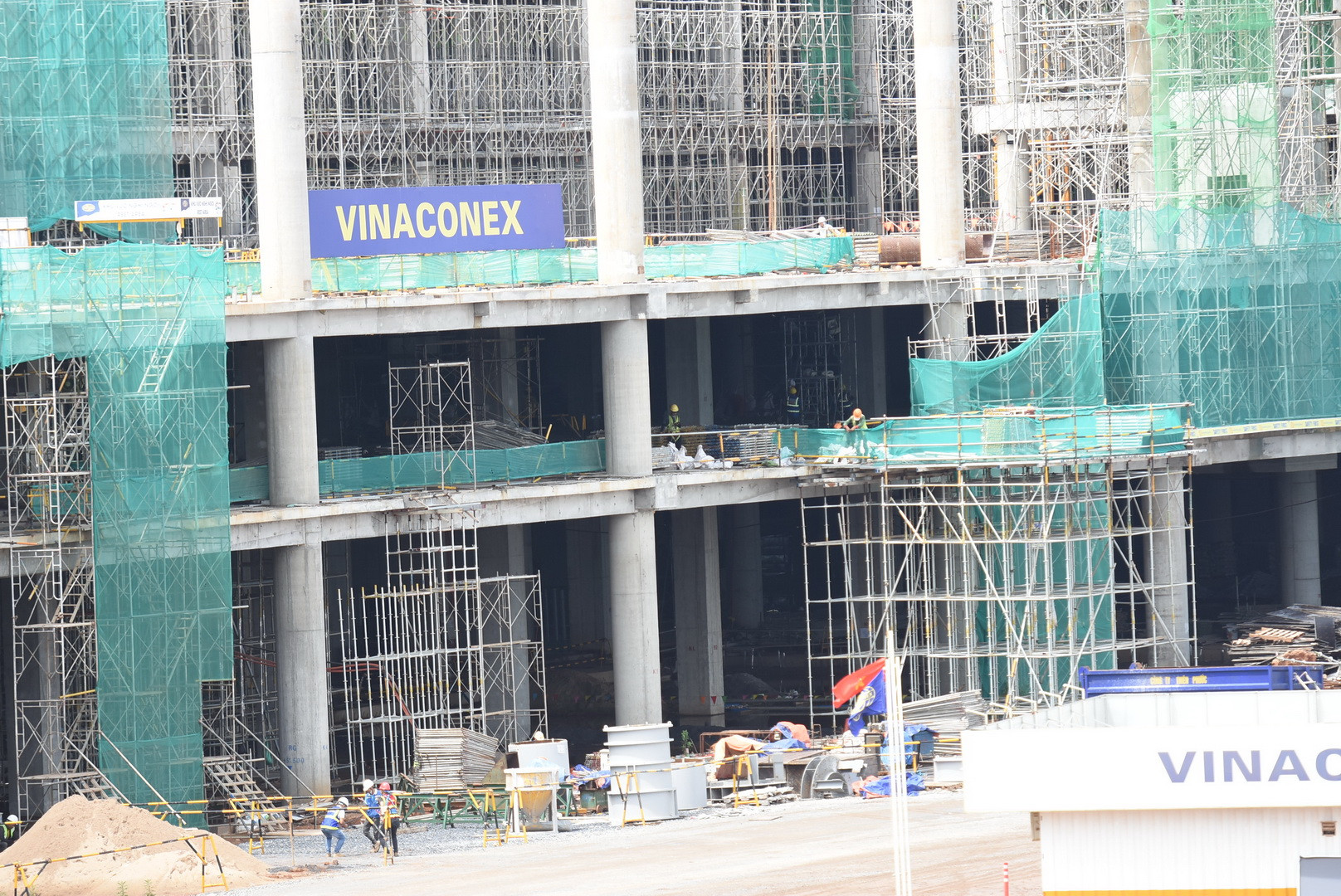 Công trình nhà ga hành khách được xem là “trái tim” của sân bay Long Thành giai đoạn 1. Cùng với lắp đặt kết cấu thép, các đơn vị thi công sàn bê-tông và trụ chính nhà ga.