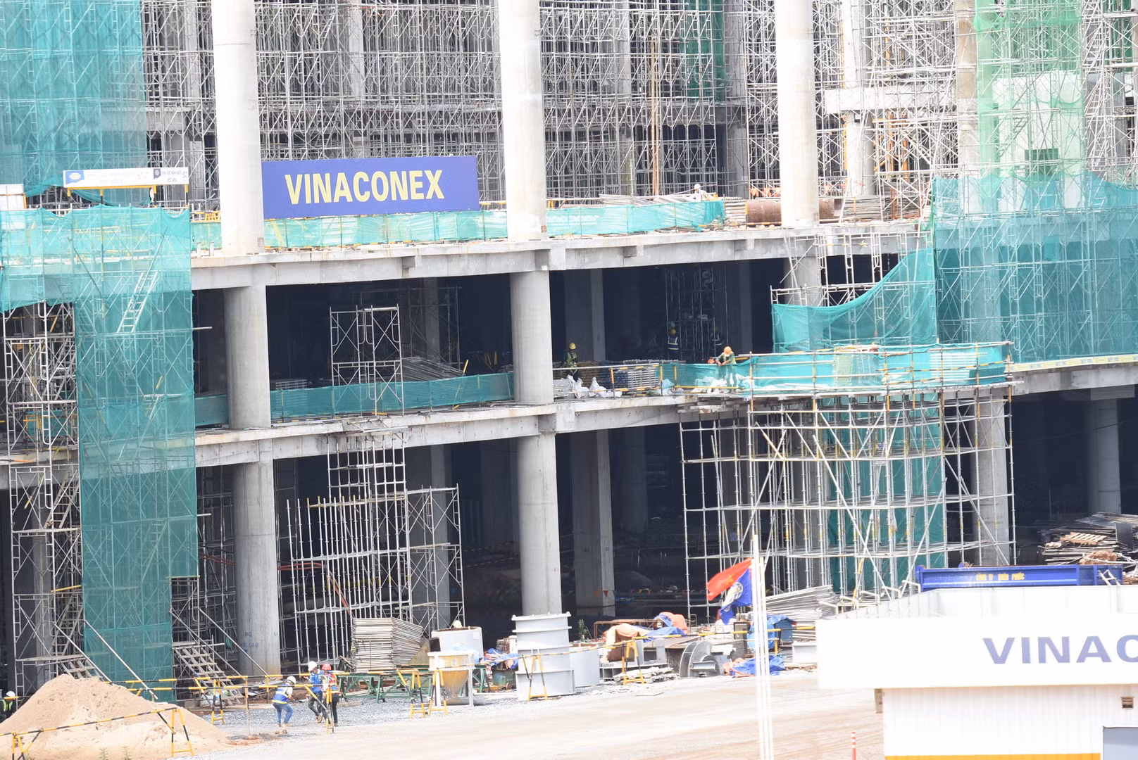 Công trình nhà ga hành khách được xem là “trái tim” của sân bay Long Thành giai đoạn 1. Cùng với lắp đặt kết cấu thép, các đơn vị thi công sàn bê-tông và trụ chính nhà ga.