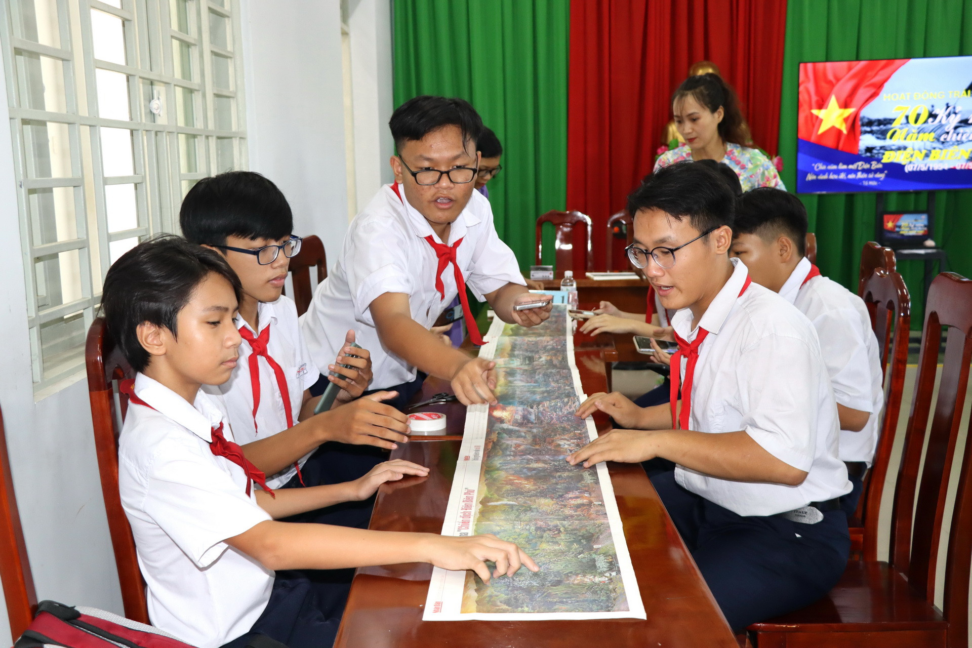 Học sinh ở Đồng Nai hào hứng thi trải nghiệm tranh panorama Chiến dịch Điện Biên Phủ.